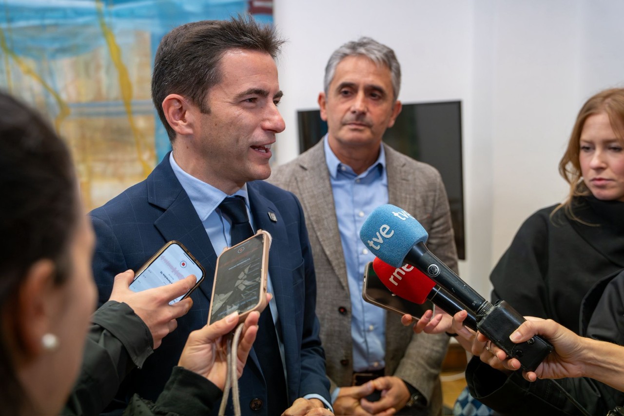 El delegado del gobierno  en un momento de la visita