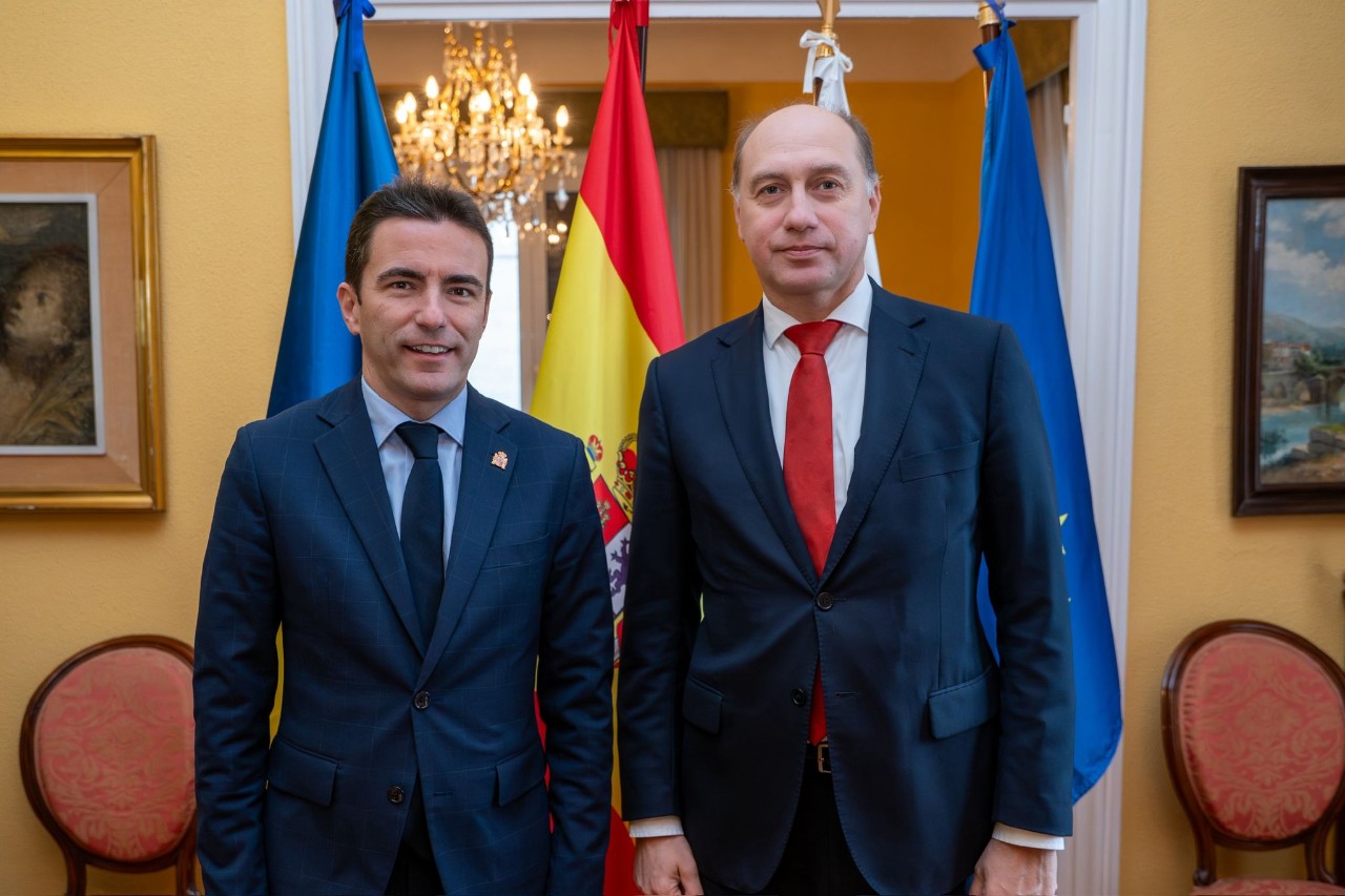 El delegado del gobierno con el embajador de Moldavia