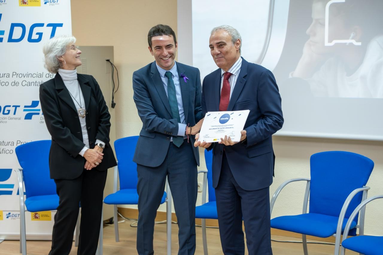 El delegado del Gobierno entregando un premio