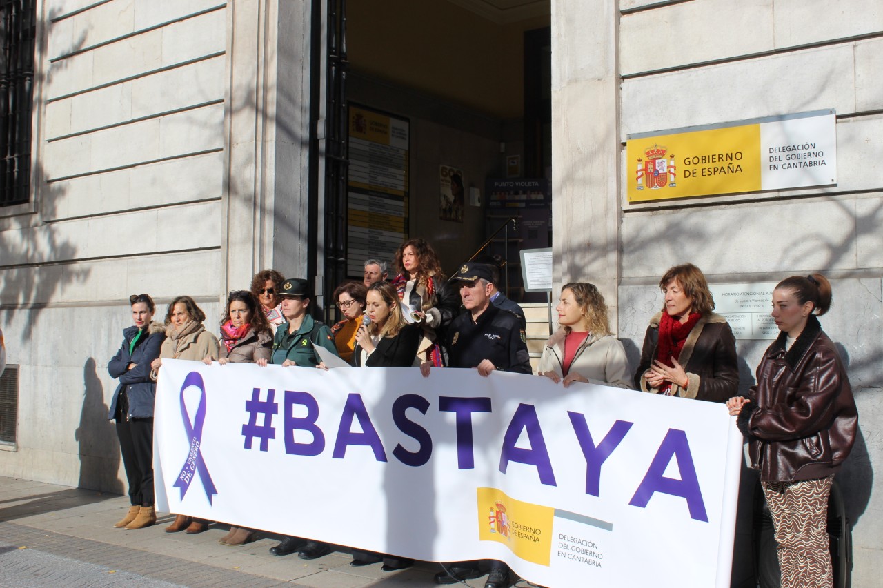 Trabajadores de la Delegación del Gobierno sosteniendo la pancarta BASTA YA