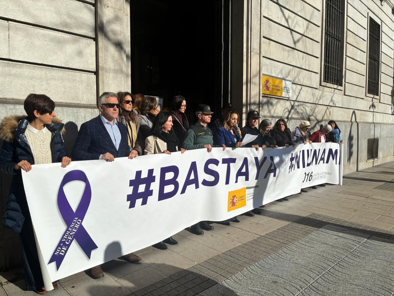 Personal de la Delegación del Gobierno con la pancarta #BastaYa