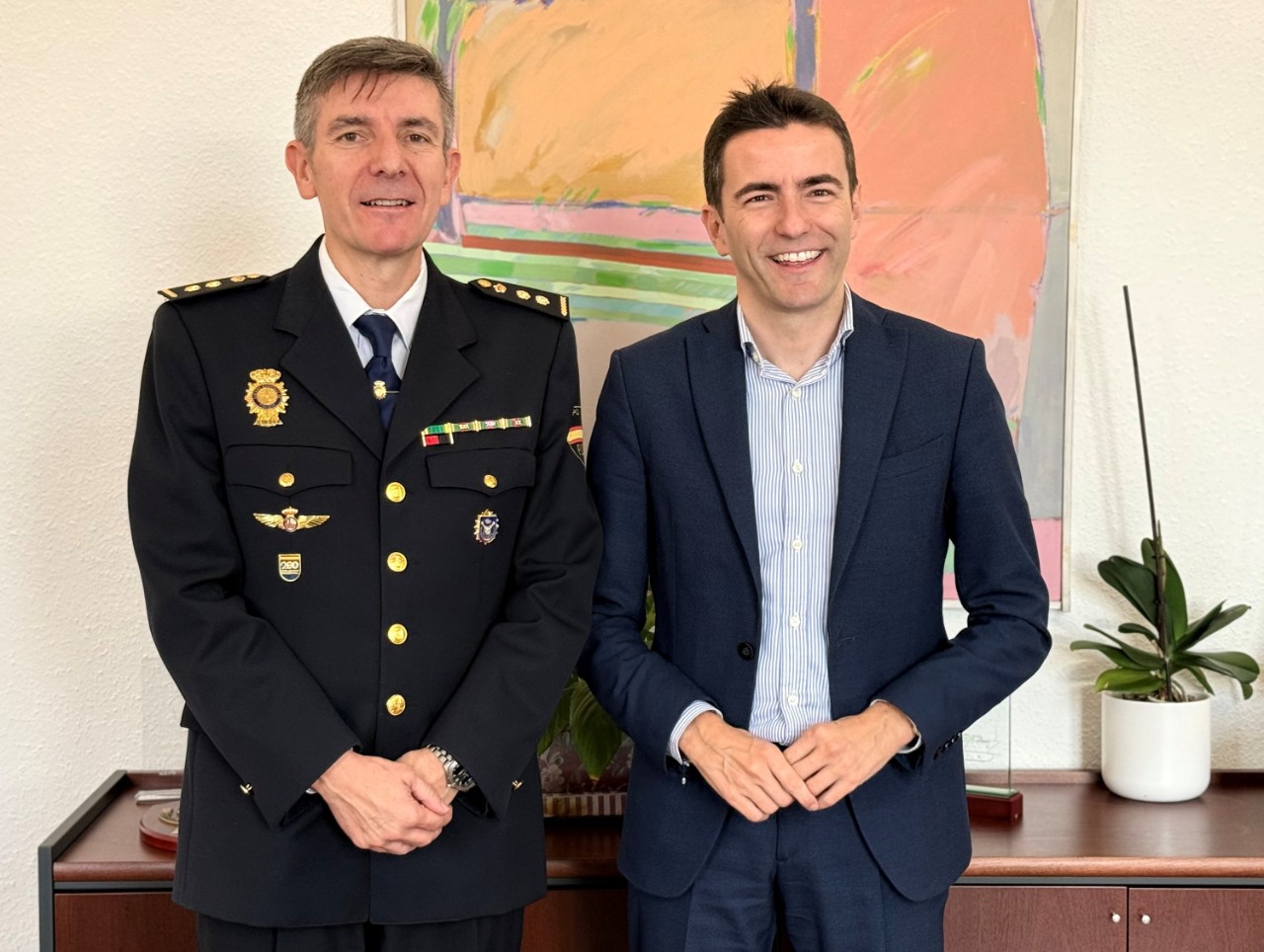 Fotografía del delegado del Gobierno y el comisario de la Policía Nacional Carlos J. Martínez