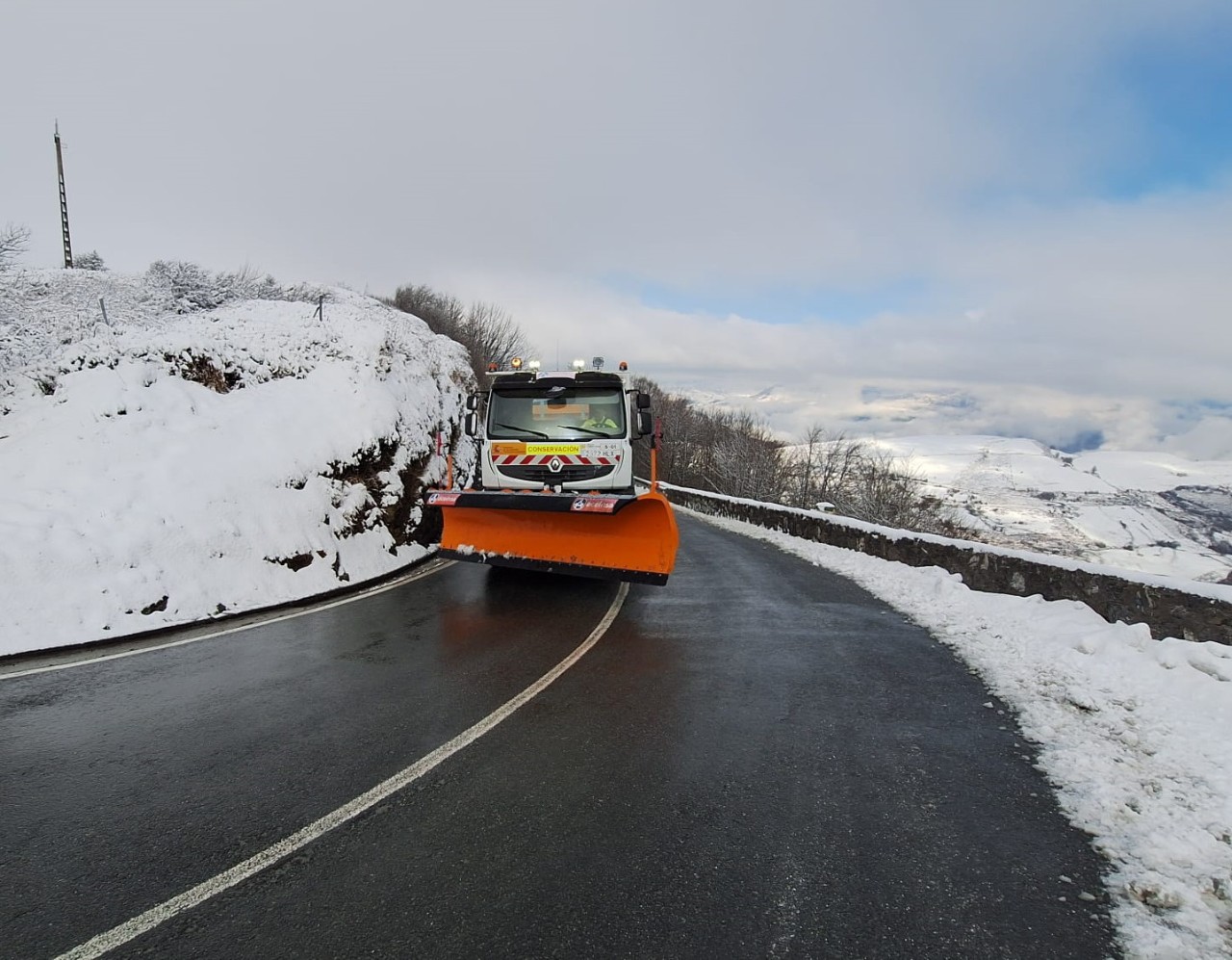 Fotografía de una máquina quitanieves trabajando