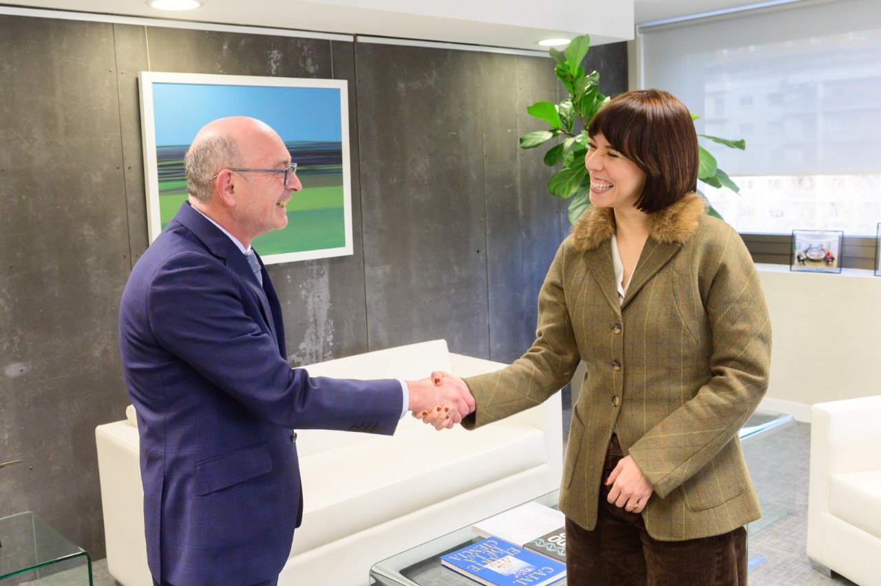 Fotografía del Rector dando la mano a la ministra