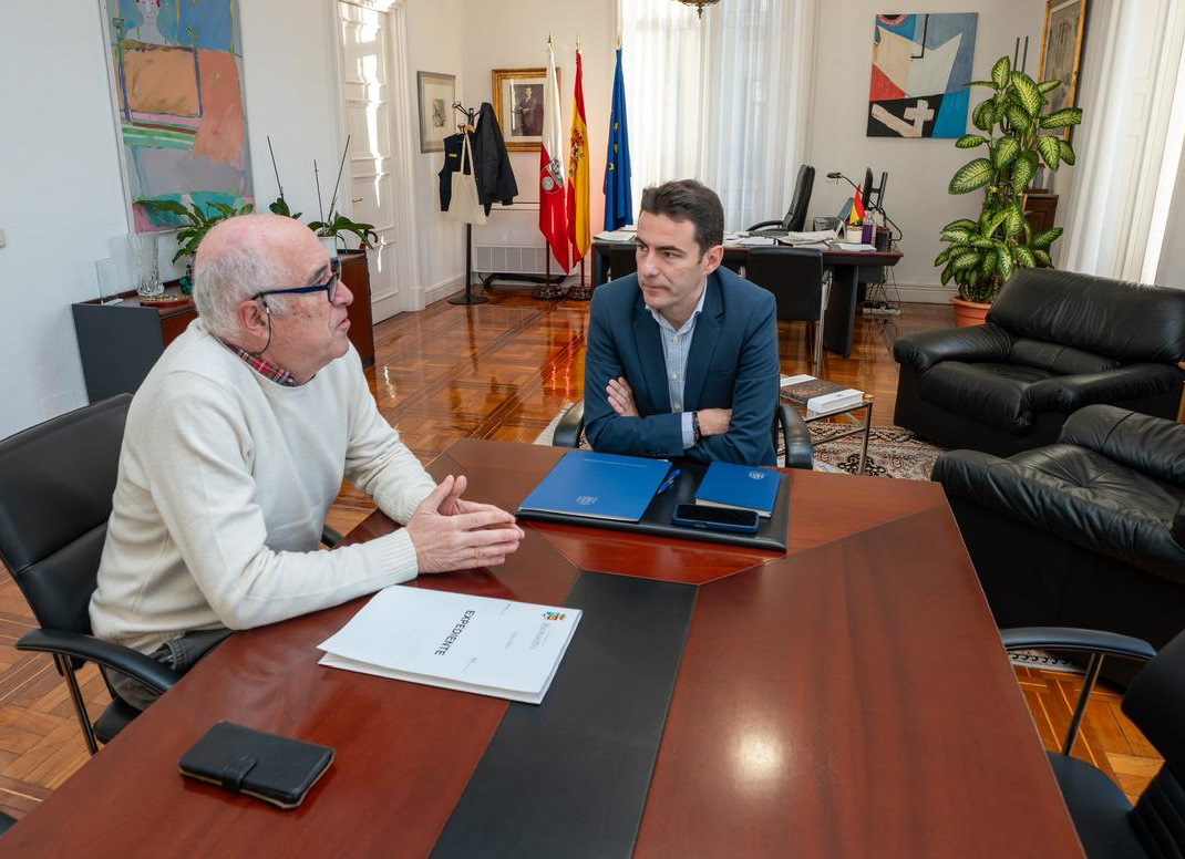 El delegado del gobierno en Cantabria junto al alcalde de Riotuerto en un momento del encuentro