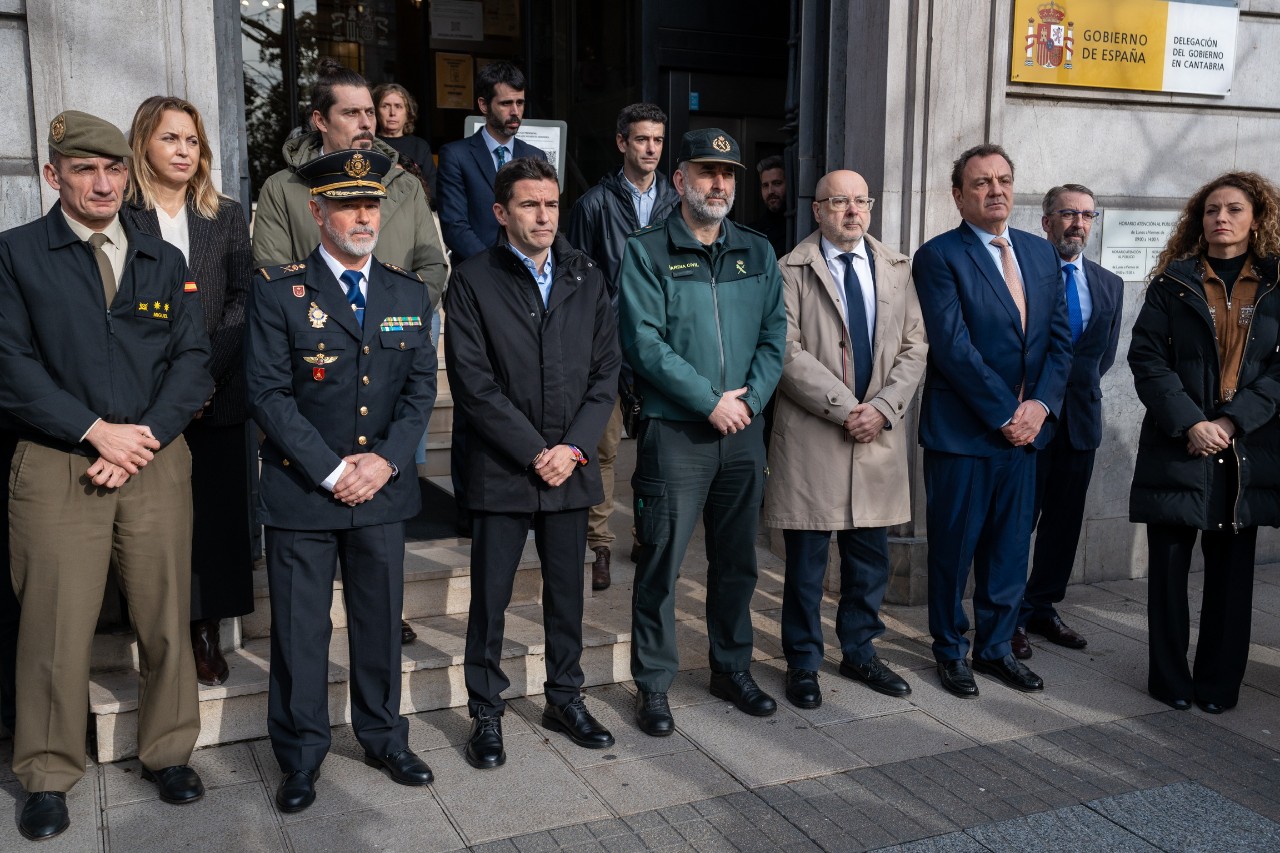 El delegado del Gobierno junto a autoridades regionales en el minuto de silencio