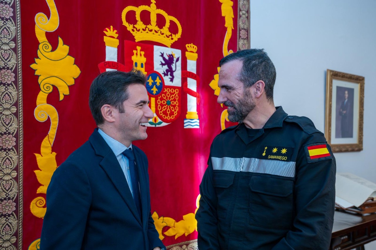 El delegado del Gobierno junto al teniente coronel del V Batallón de la UME