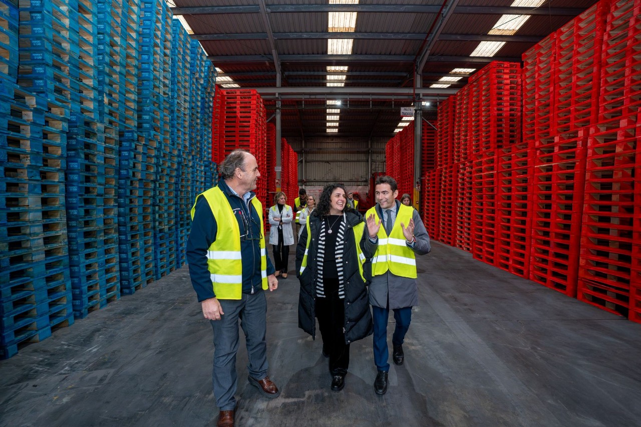 El Delegado del Gobierno en Cantabria en un momento de la visita