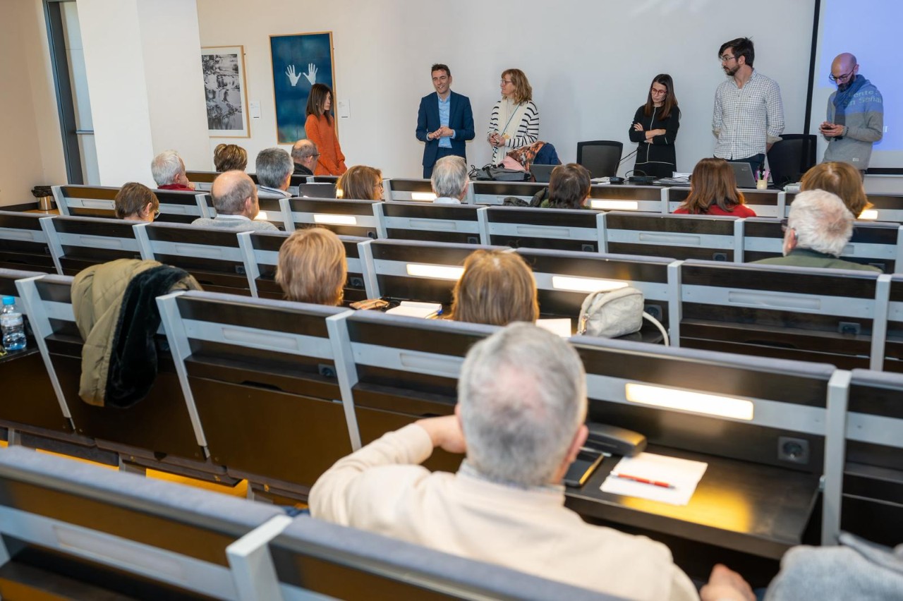 El Delegado del Gobierno en Cantabria en el salón de actos de la UC durante la explicación de los servicios electrónicos de la AGE a los estudiantes