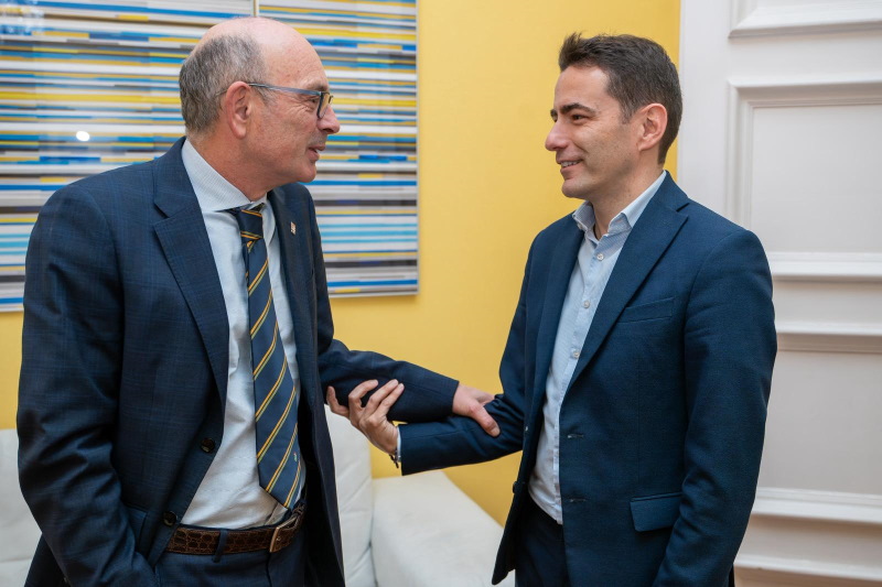 El Delegado del Gobierno, Pedro Casares, y el nuevo rector de la UIMP, Ángel Pelayo