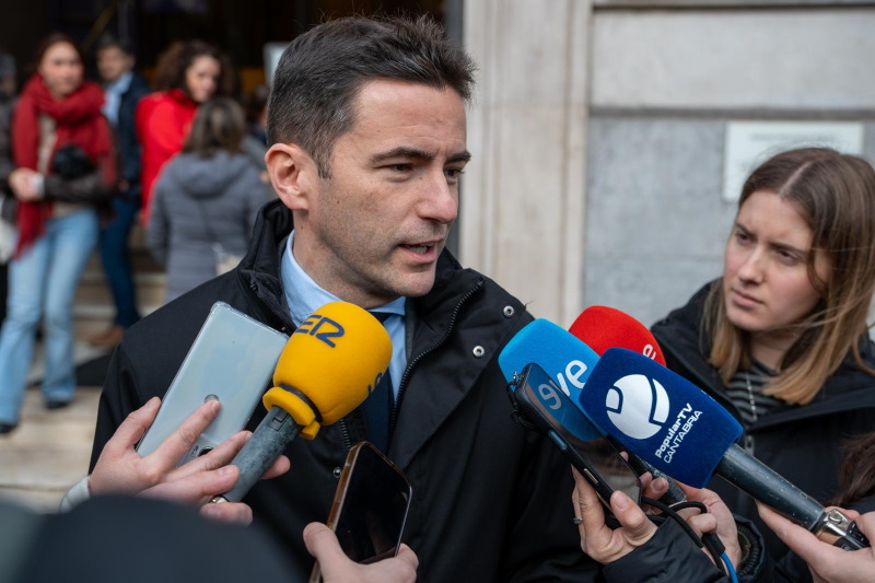 El Delegado del Gobierno, Pedro Casares, atendiendo a los medios de comunicación