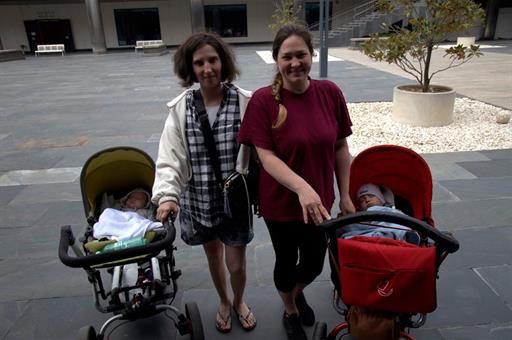 Dos mujeres ucranianas con sus bebés