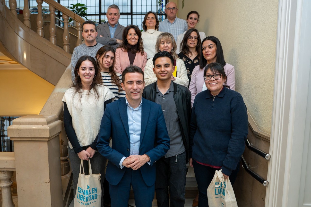 El delegado del Gobierno junto a los estudiantes y alumnos junto al secretario general de la Delegación del Gobierno, Santiago García,  y los tutores.
