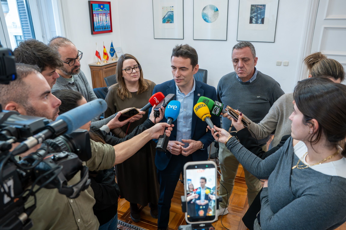 El delegado junto a los secretarios general de CCOO y UGT atendiendo a los medios