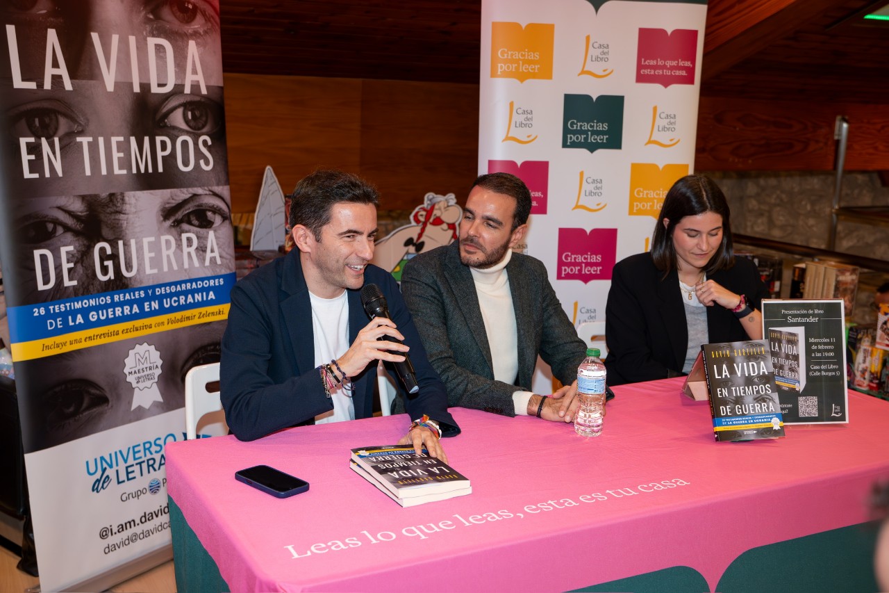 El delegado en un momento de la presentación junto al autor, David Castillo, y la presentadora, Jana Sánchez