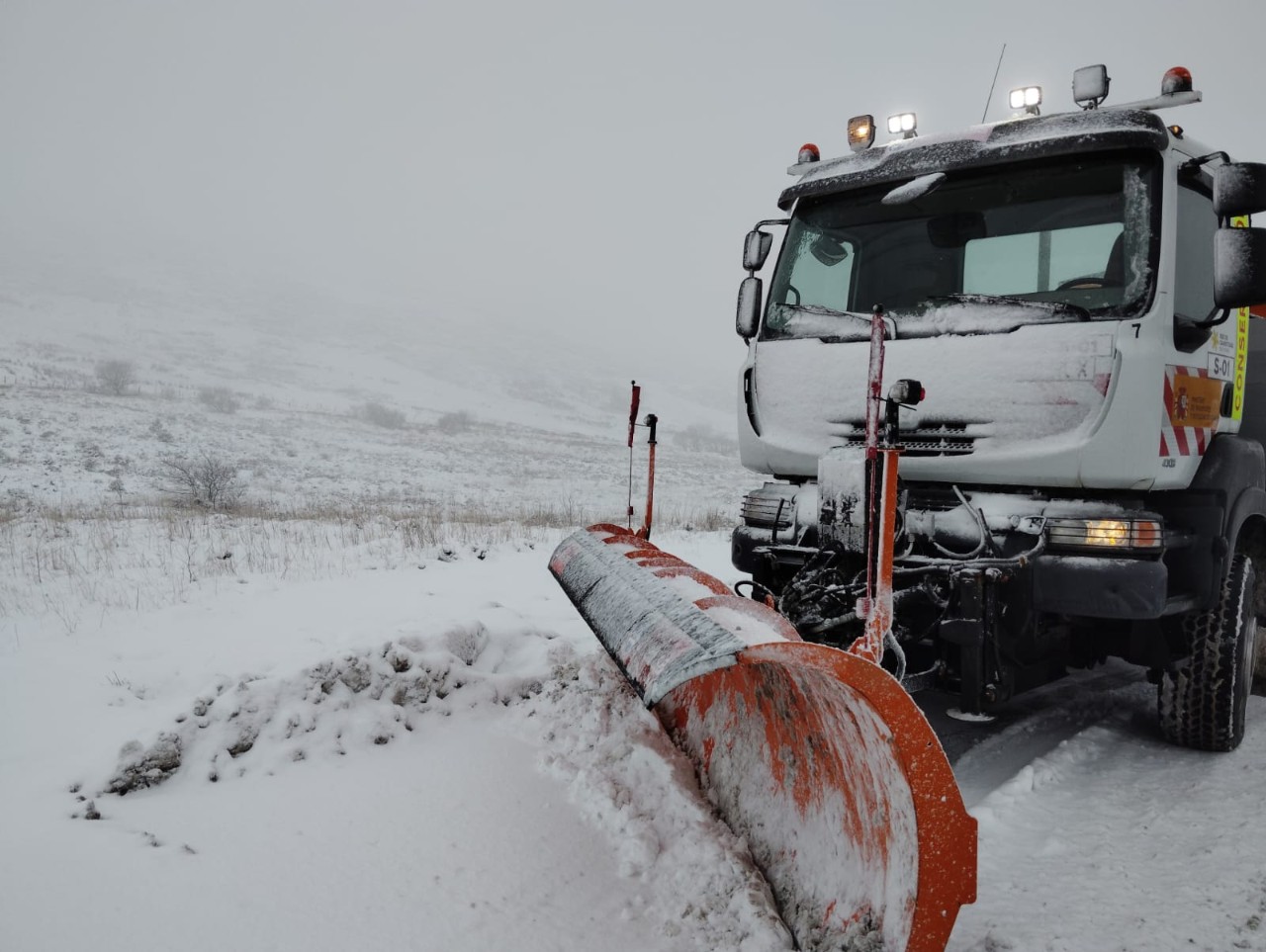 Máquina quitanieves trabajando