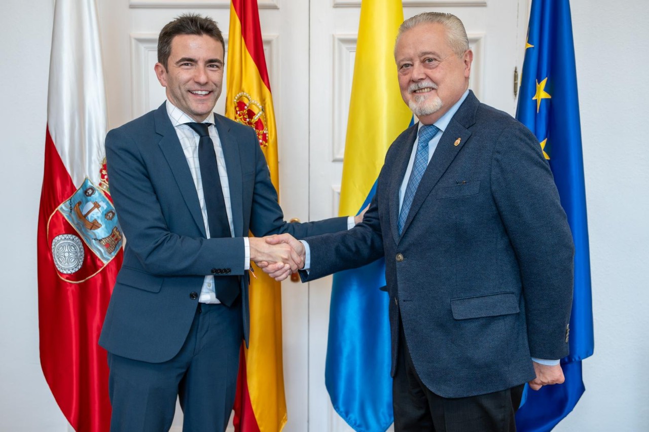 El delegado dándose la mano con el cónsul honorario de Ucrania