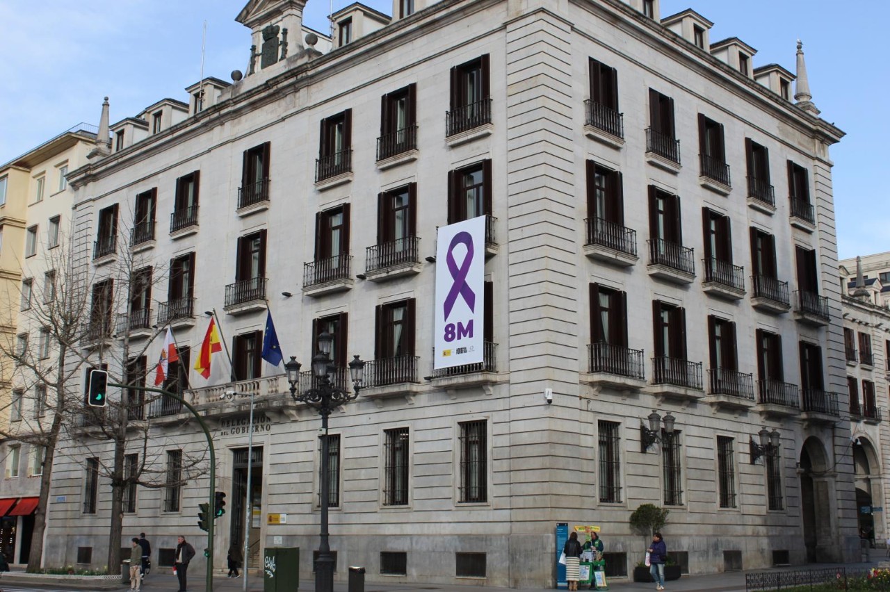 Fachada de la Delegación del Gobierno en Cantabria con la pancarta del 8M