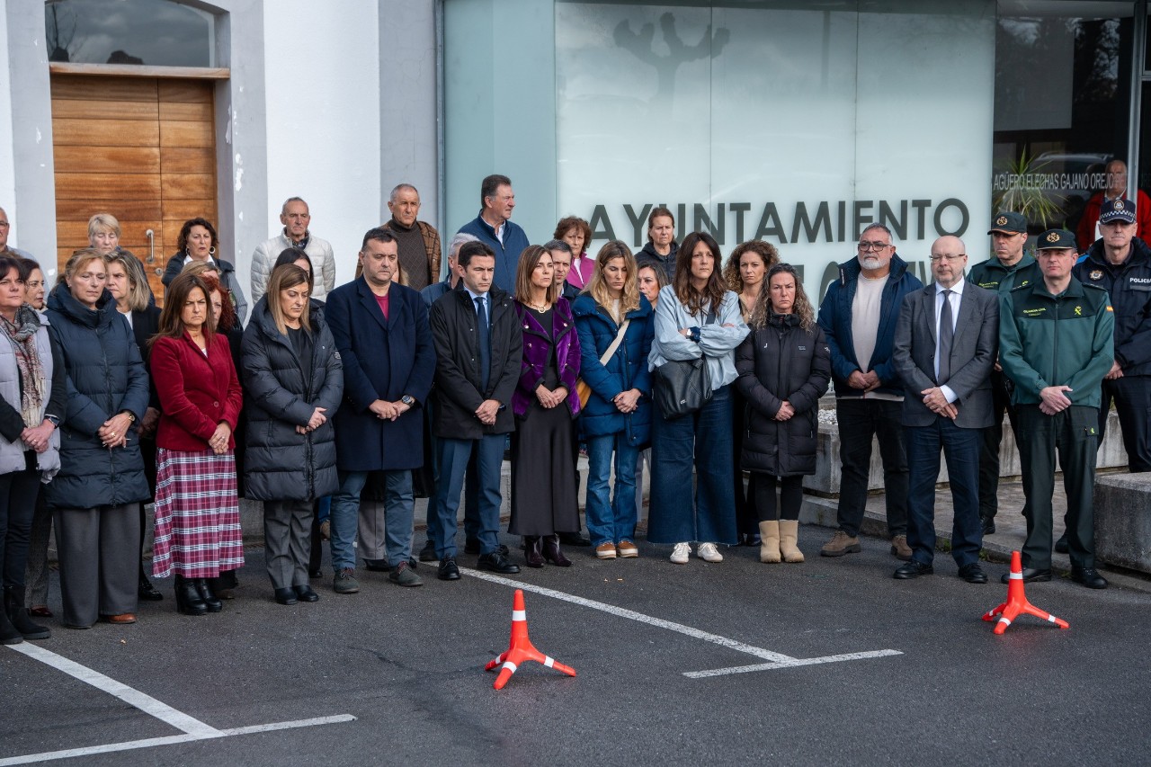 El Delegado del Gobierno en Cantabria junto a otras autoridades en el minuto de silencio convocado por el Ayuntamiento de Marina de Cudeyo