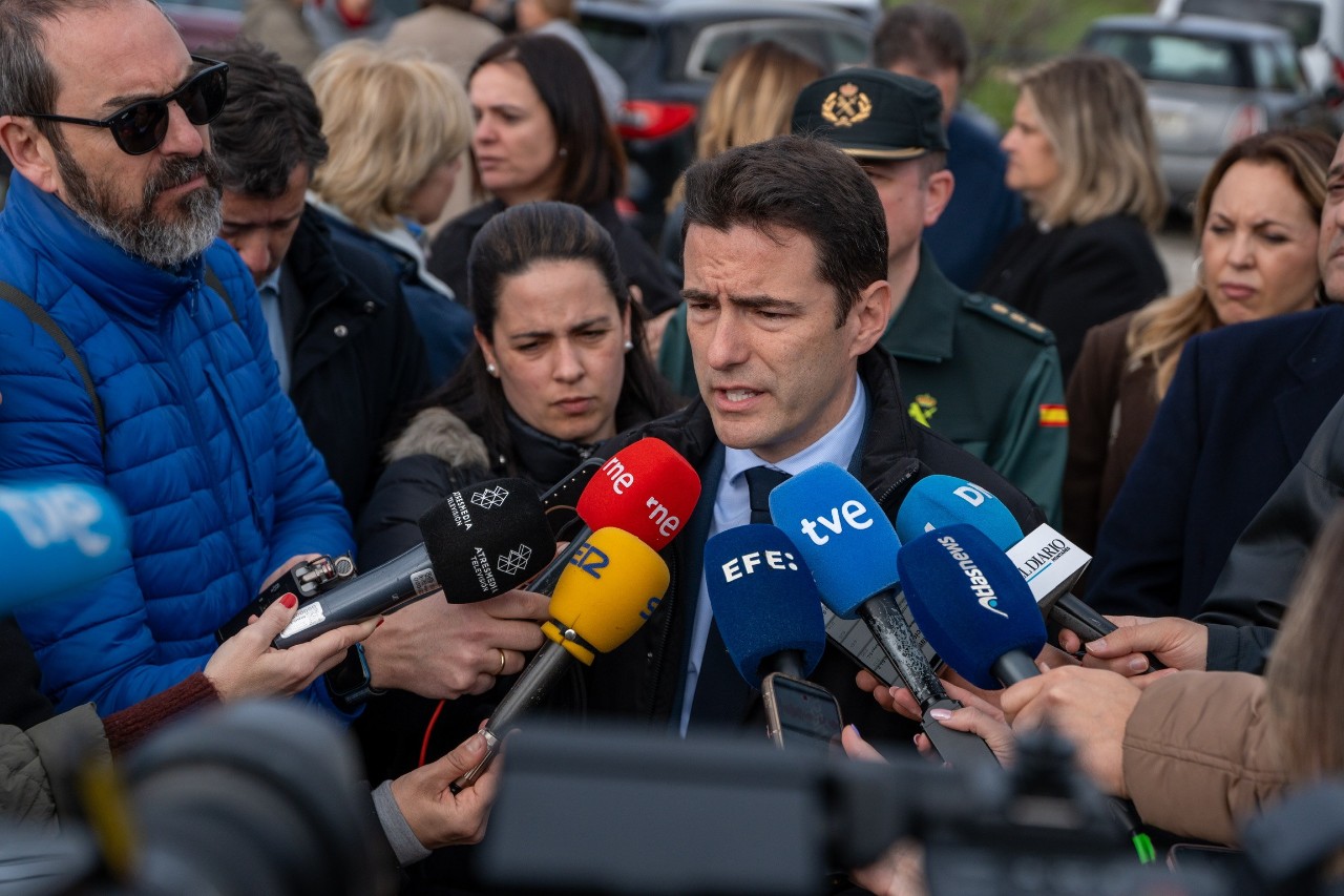 El Delegado del Gobierno en Cantabria atendiendo a los medios 
