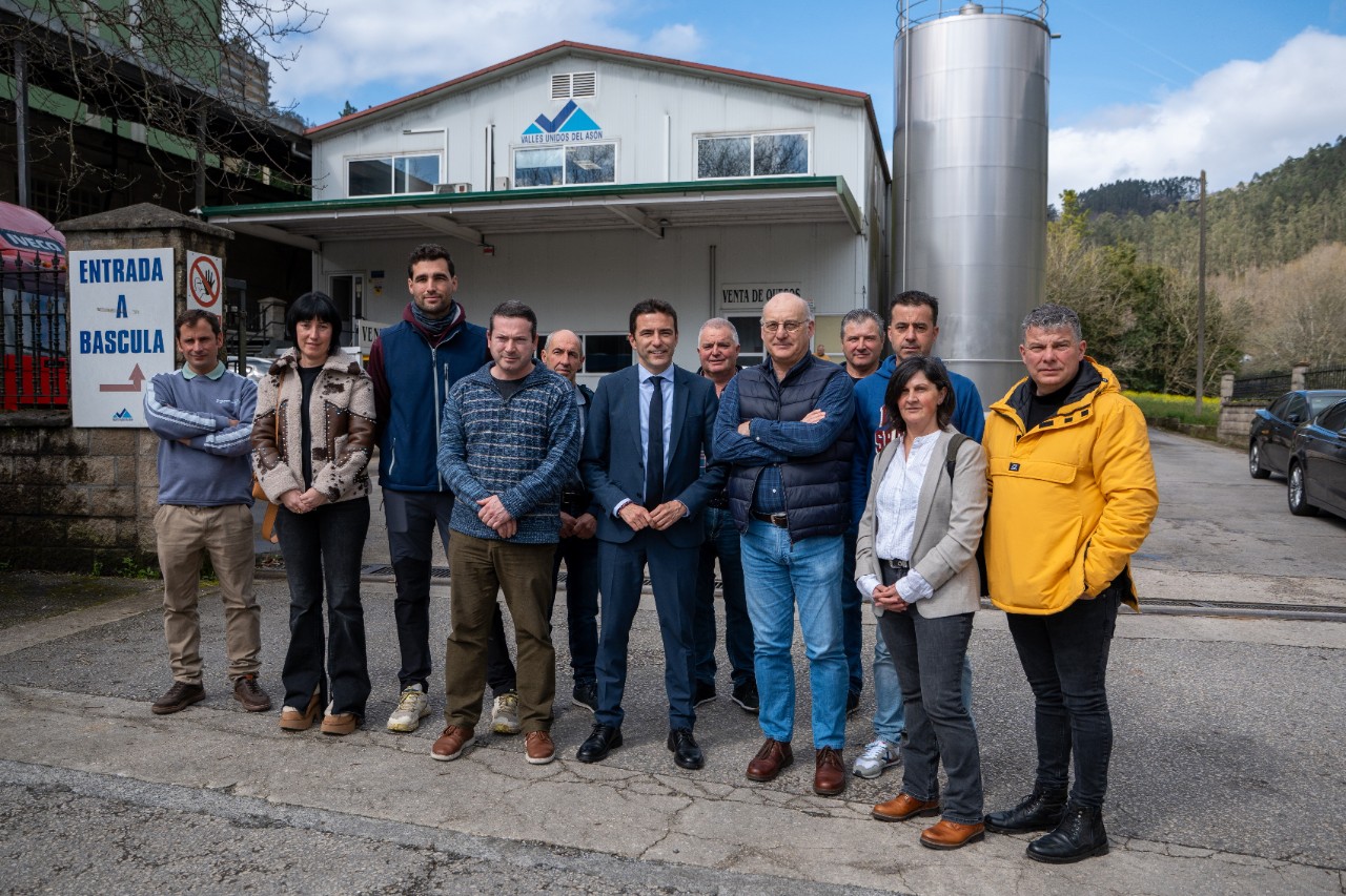 El Delegado del Gobierno en un momento de la visita a la sociedad cooperativa