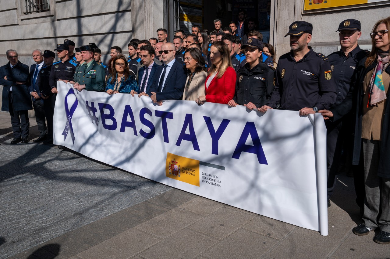 Minuto de silencio tras la pancarta #BASTA YA