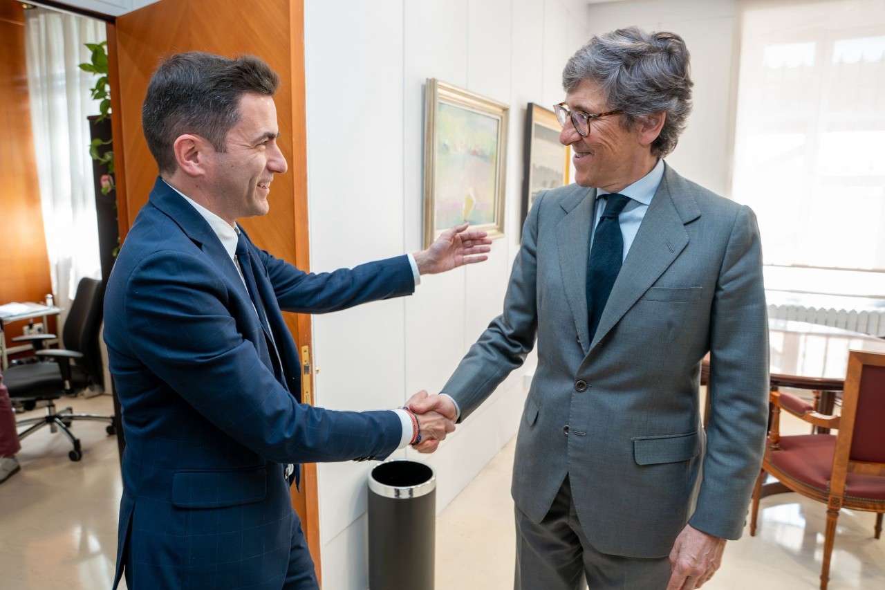 El delegado y el presidente del TSJC dándose la mano