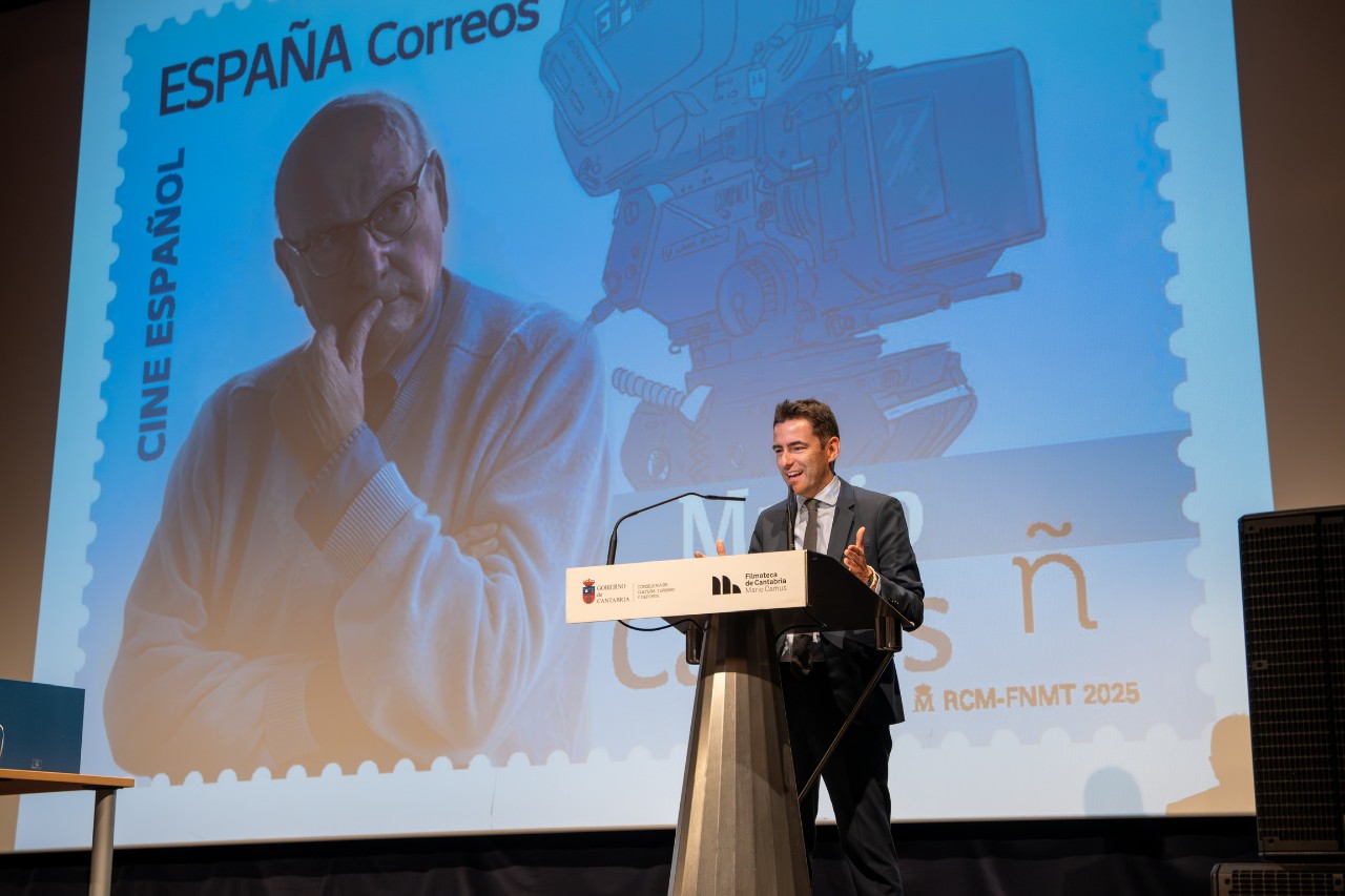 El Delegado del Gobierno en Cantabria en el acto con la imagen del sello de fondo