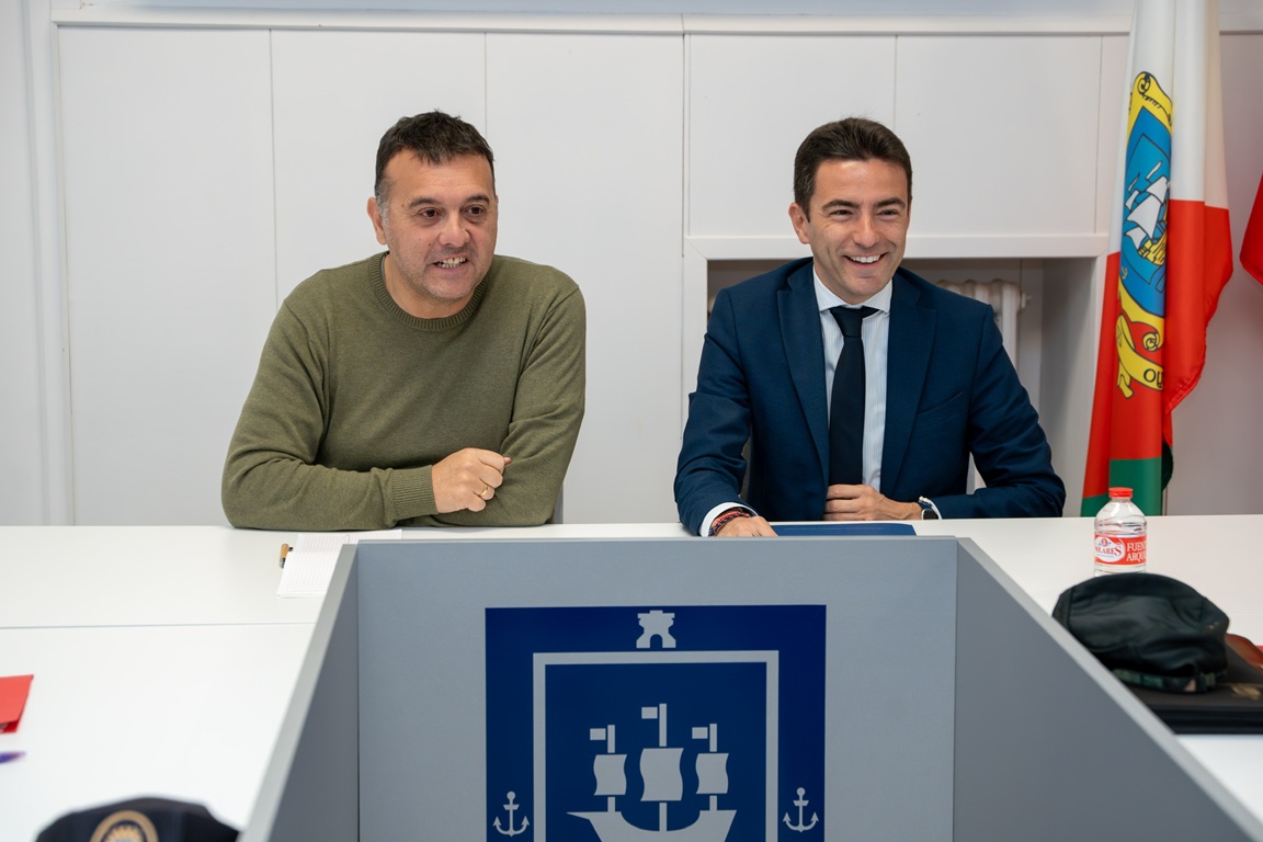 El delegado del Gobierno en Cantabria junto al alcalde de Marina de Cudeyo en la reunión