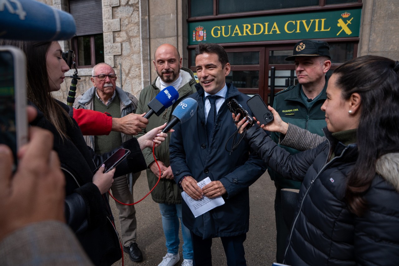 El Delegado del Gobierno en Cantabria atendiendo a los medios después de la visita