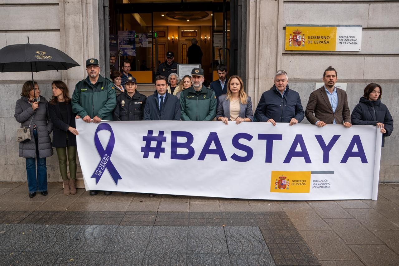 El delegado del Gobierno junto a autoridades y personal de Delegación sosteniendo la pancarta "# Basta Ya"