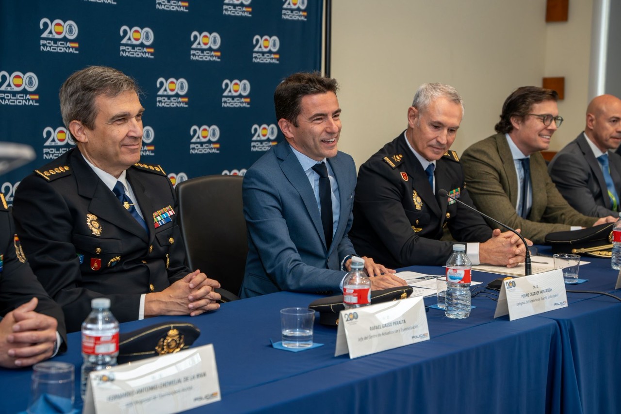 El delegado del Gobierno, junto a otras  autoridades, en un momento de la inauguración