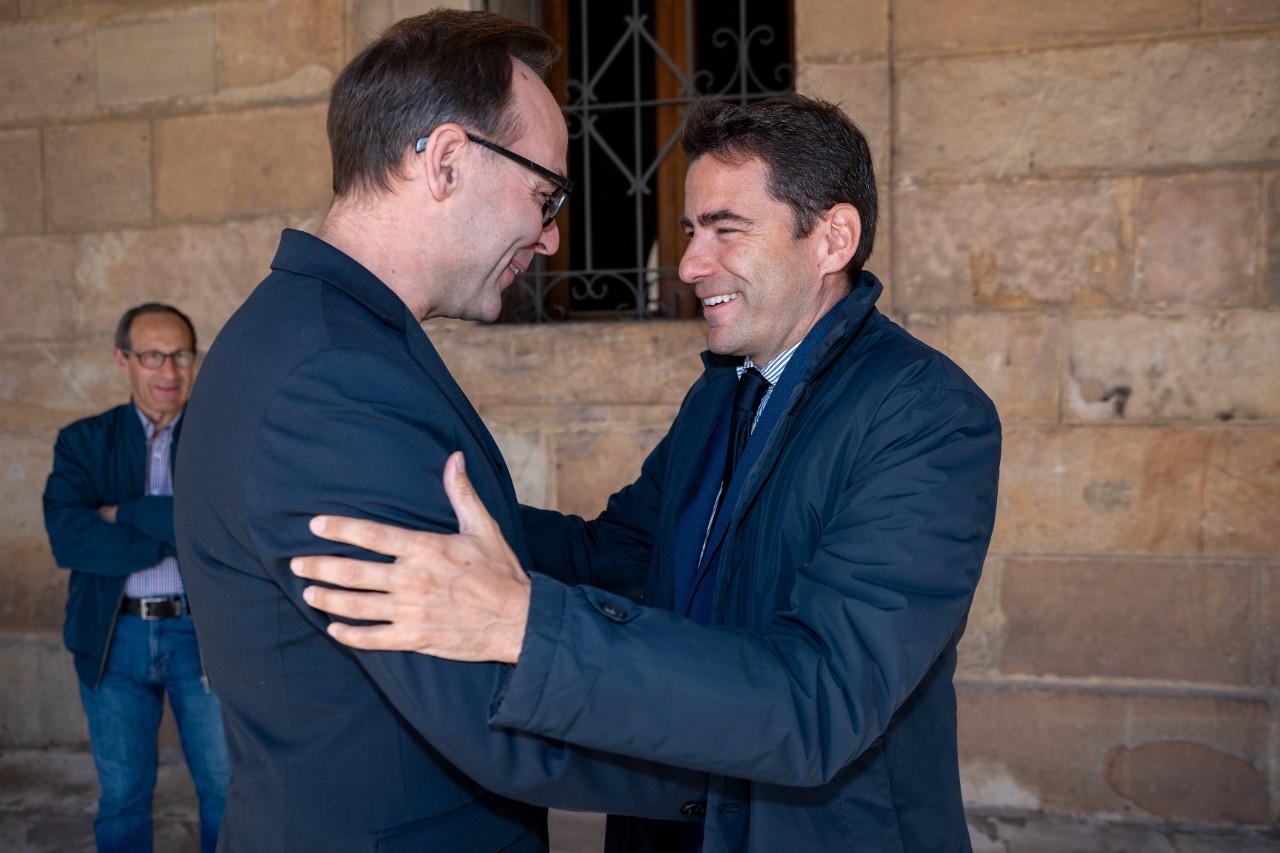 Saludo entre el delegado del Gobierno y el alcalde de Reinosa