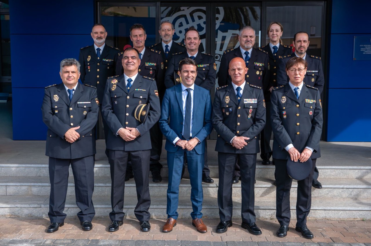 El delegado del Gobierno posa junto a los mandos de la Policía Nacional