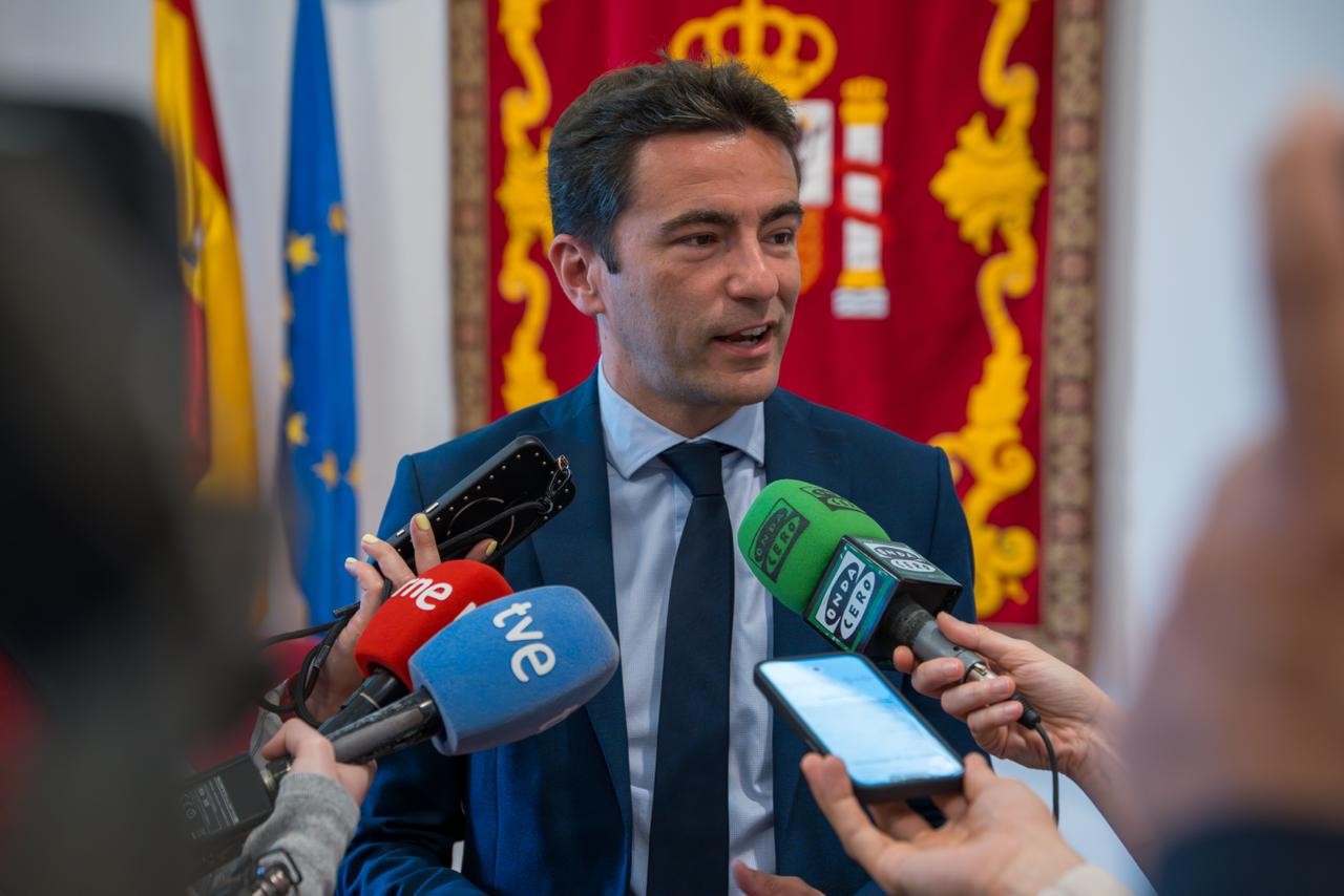 El delegado del Gobierno haciendo declaraciones a medios