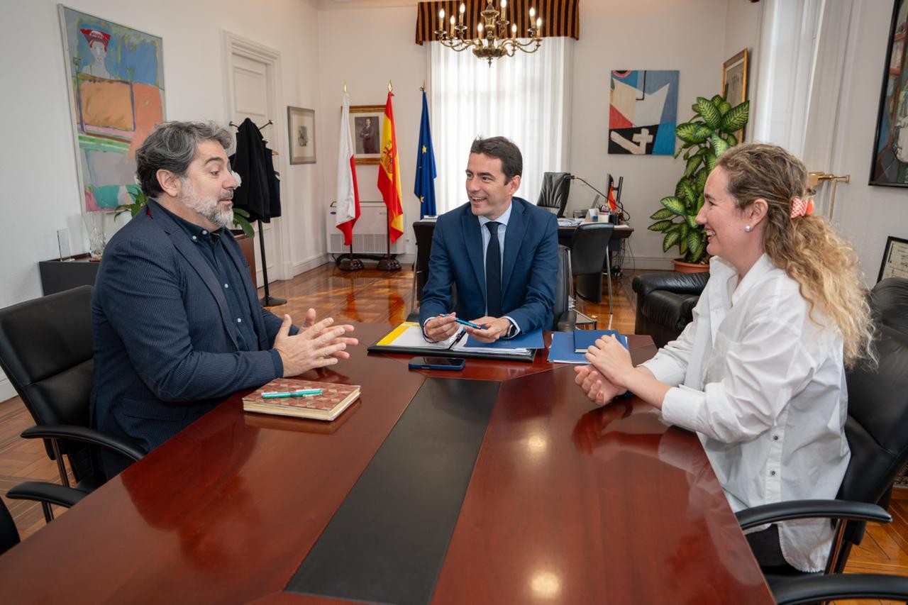Momento de la reunión entre el delegado del Gobierno y COACan