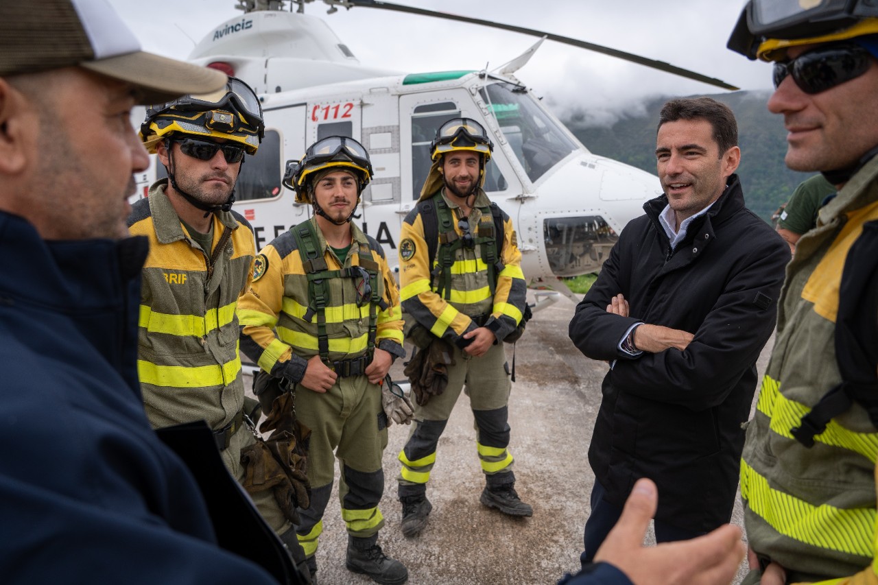 El delegado del Gobierno conversa con personal de la BRIF