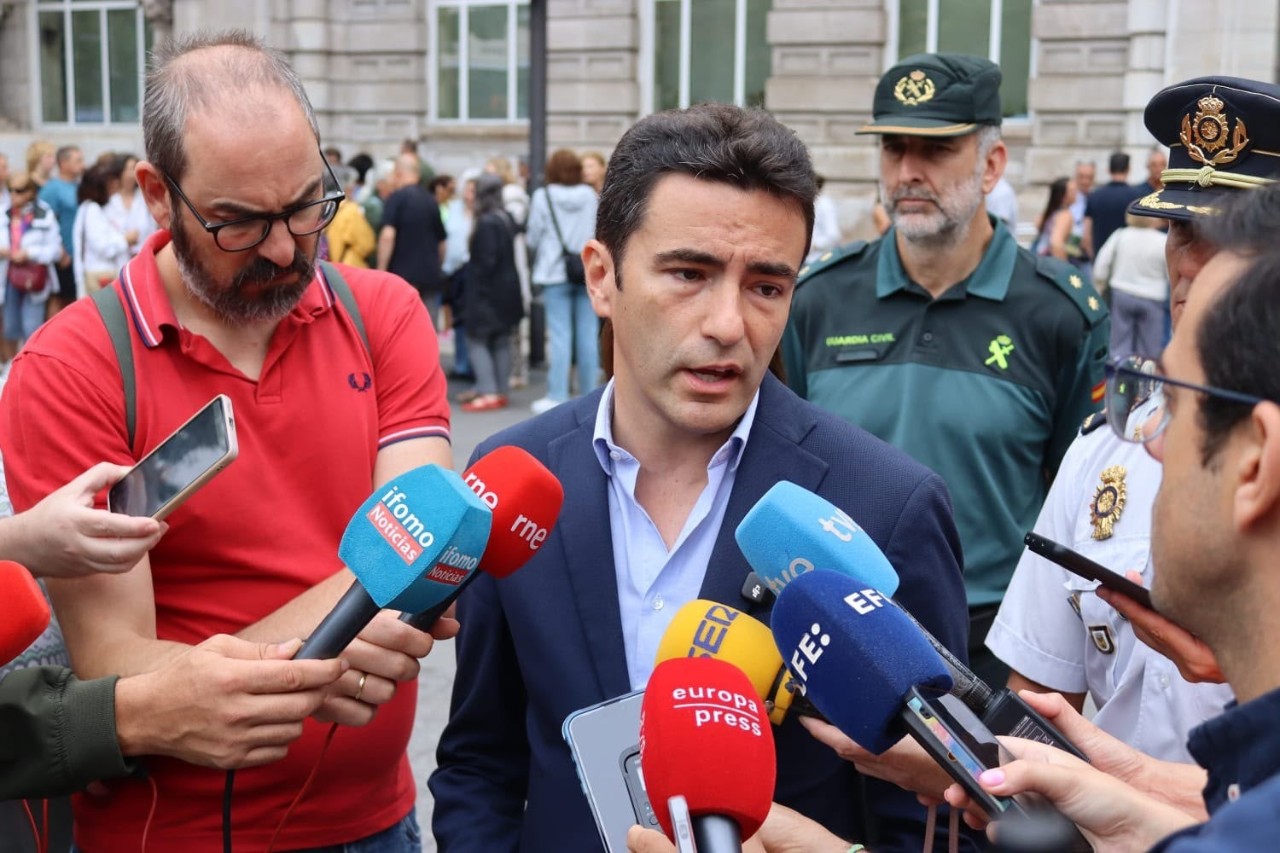 Declaraciones del delegado durante la concentración de condena por el asesinato frente al ayuntamiento de Santander