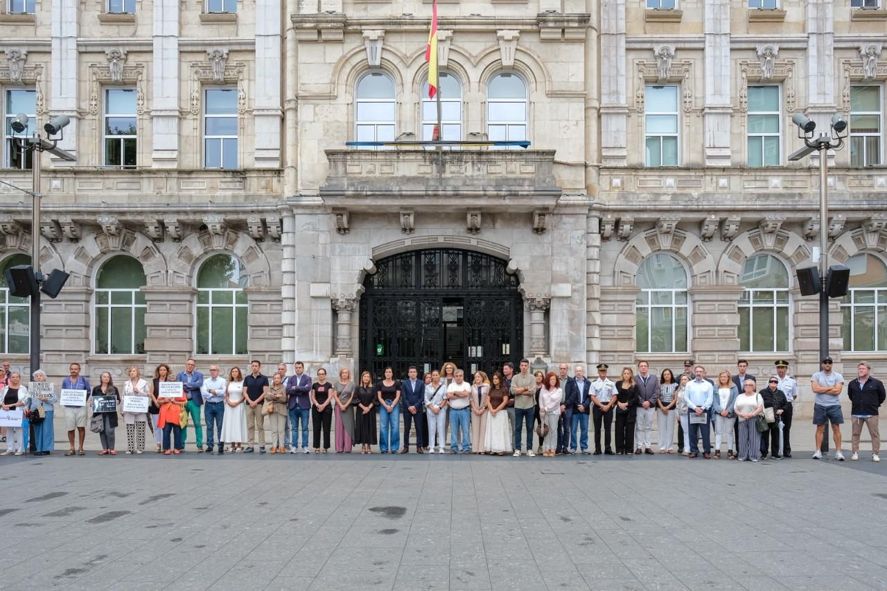 Concentración de condena por el asesinato el pasado sábado frente al ayuntamiento de Santander