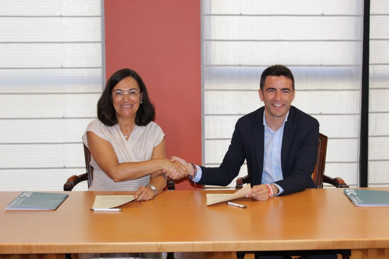 Apretón de manos entre la rectora de la UC y el delegado del Gobierno tras la firma del convenio