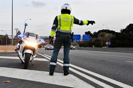 Agente de la Guardia Civil de Tráfico haciendo indicaciones a un coche