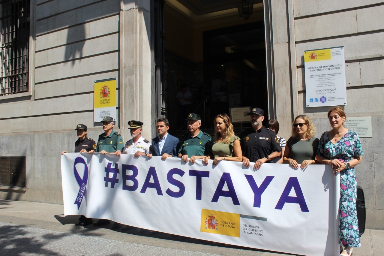 Minuto de silencio tras la pancarta #BASTA YA