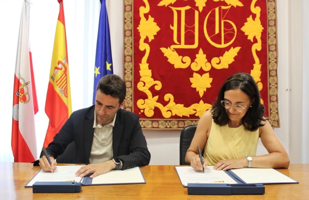 Delegado y rectora firmando el convenio