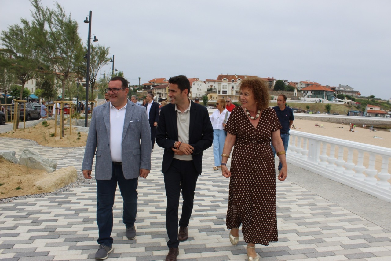 Autoridades paseando por el paseo marítimo