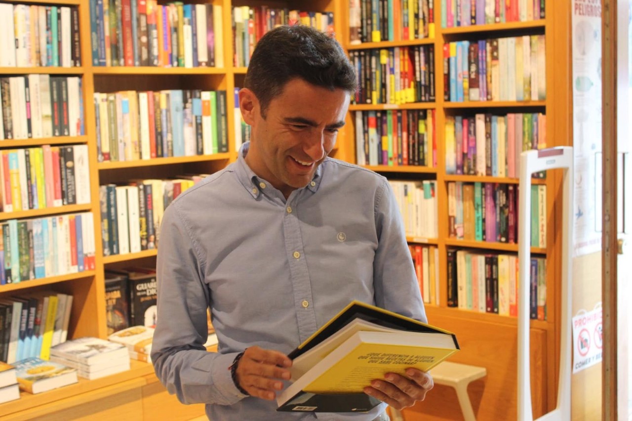 El delegado del Gobierno en una librería