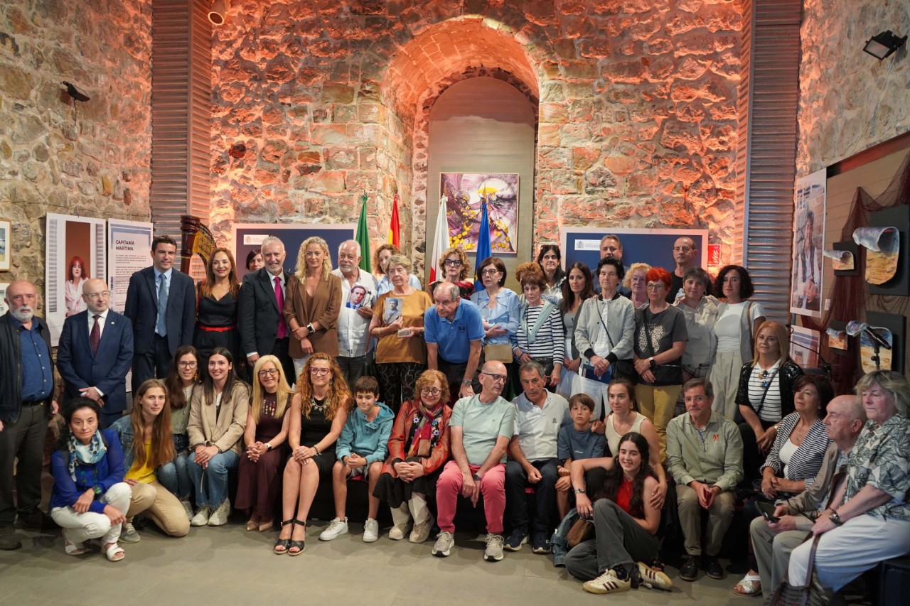 Foto de grupo de las personas asistentes al acto