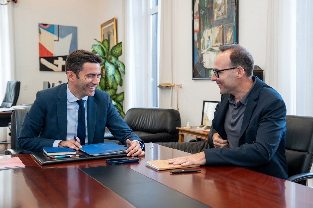  El  alcalde de Reinosa y el delegado del gobierno e su despacho