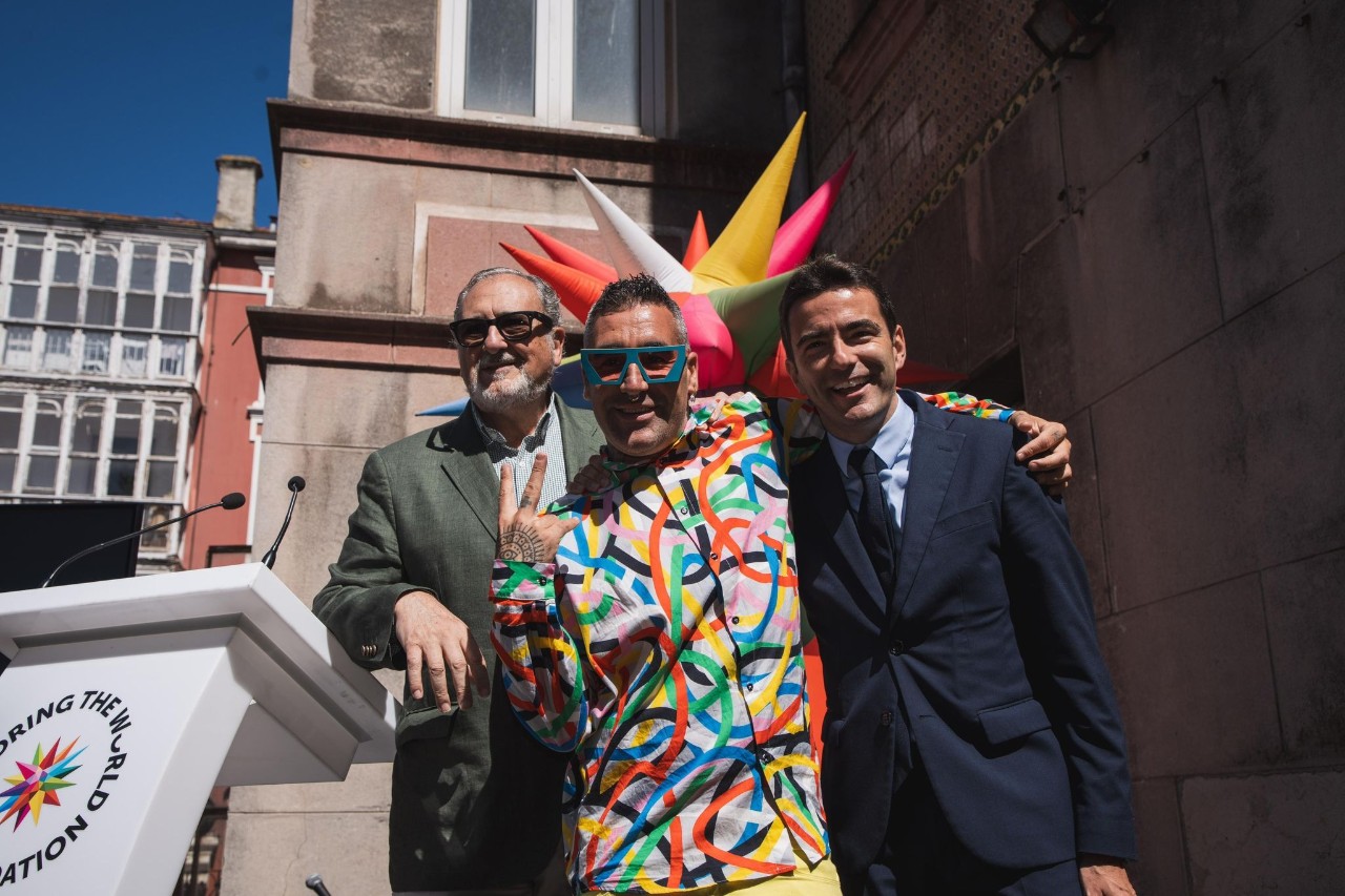 El delegado del Gobierno con el artista Okuda frente al palacio de Cortiguera