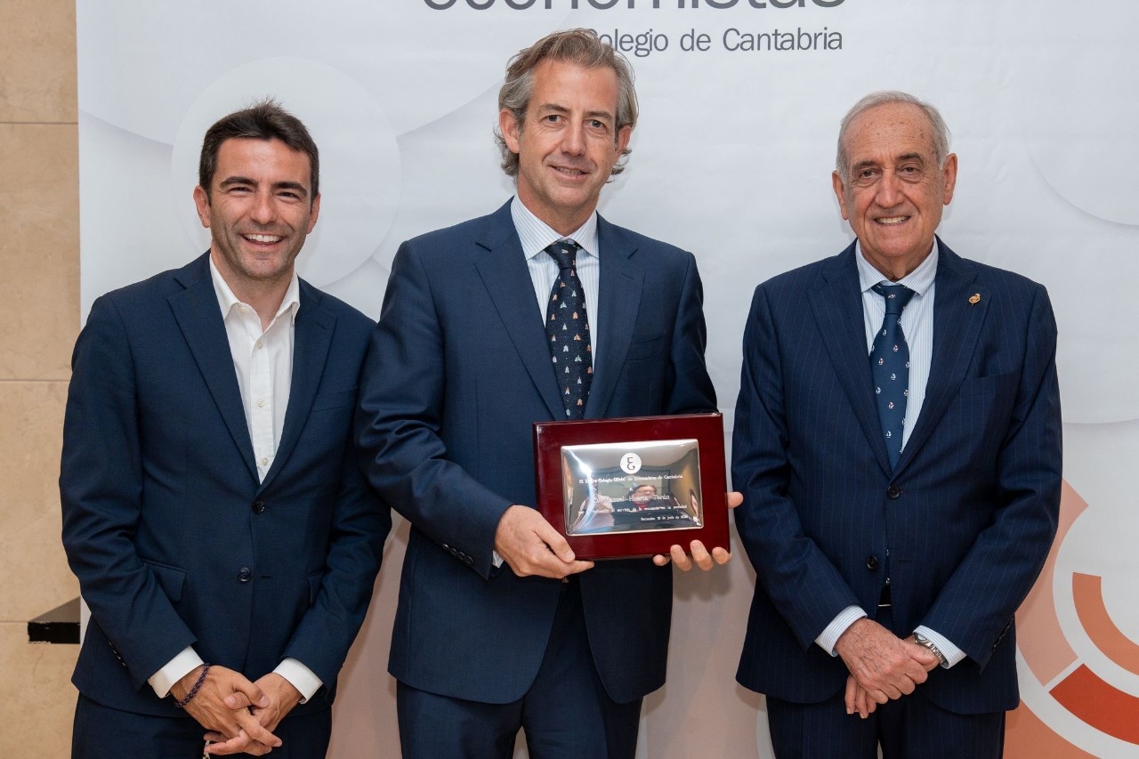 El delegado del Gobierno durante la entrega del reconocimiento a Manuel Huerta