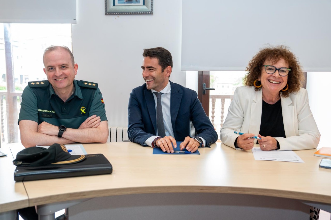 El delegado del Gobierno junto a la alcaldesa de Comillas y el responsable de la Guardia Civil